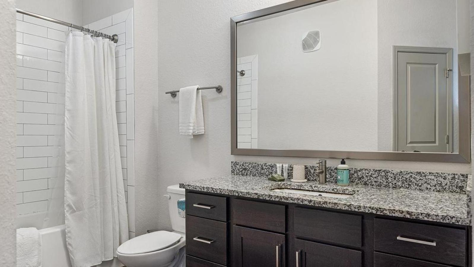 Landing At Center 301 - 2 Bedrooms In Belton Bagian luar foto